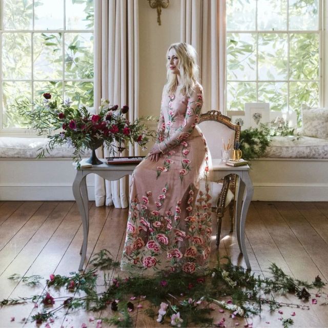 A big hello to those of you who've found me via The 2023 Floral Trends Report on @lovemydress. 
1. This is me looking fancypants, shot at mind-booglingly fabulous exclusive hire venue @pyneshouse in Devon (credits below) 
2. Usually I look more like this though, taken yesterday post-school run and ballet class, on my way into the studio. 
3. I draw wedding bouquets for couples and for wedding industry clients (who gift my work to their clients). It's the best thing I could ever imagine doing for work and I still get the giggles that it's real. 
4. I say wedding bouquets, but that's to make it easy for people who maybe don't commission art every day of the week. You'd prefer an arch or a wreath or an installation? I'm here for it. Surprise me. 
5. There's a lush gift voucher card (which can be purchased via my website as well as direct bookings)... There are leaflets for suppliers to share with clients... I'm never too far from my Insta DMs if you'd like to chat. 
6. My illustration style has vintage soul, but I'm happy to guide you on framing so you can be sure you art work works for you and your home. This bouquet illustration is one of a @blueskyflowers beauty 🤤
I'm so happy you are here. 
Charlotte x
Credits: flowers @loulabelflorals, hair @natalienicholsbridal MUA @kimberleymua 💕